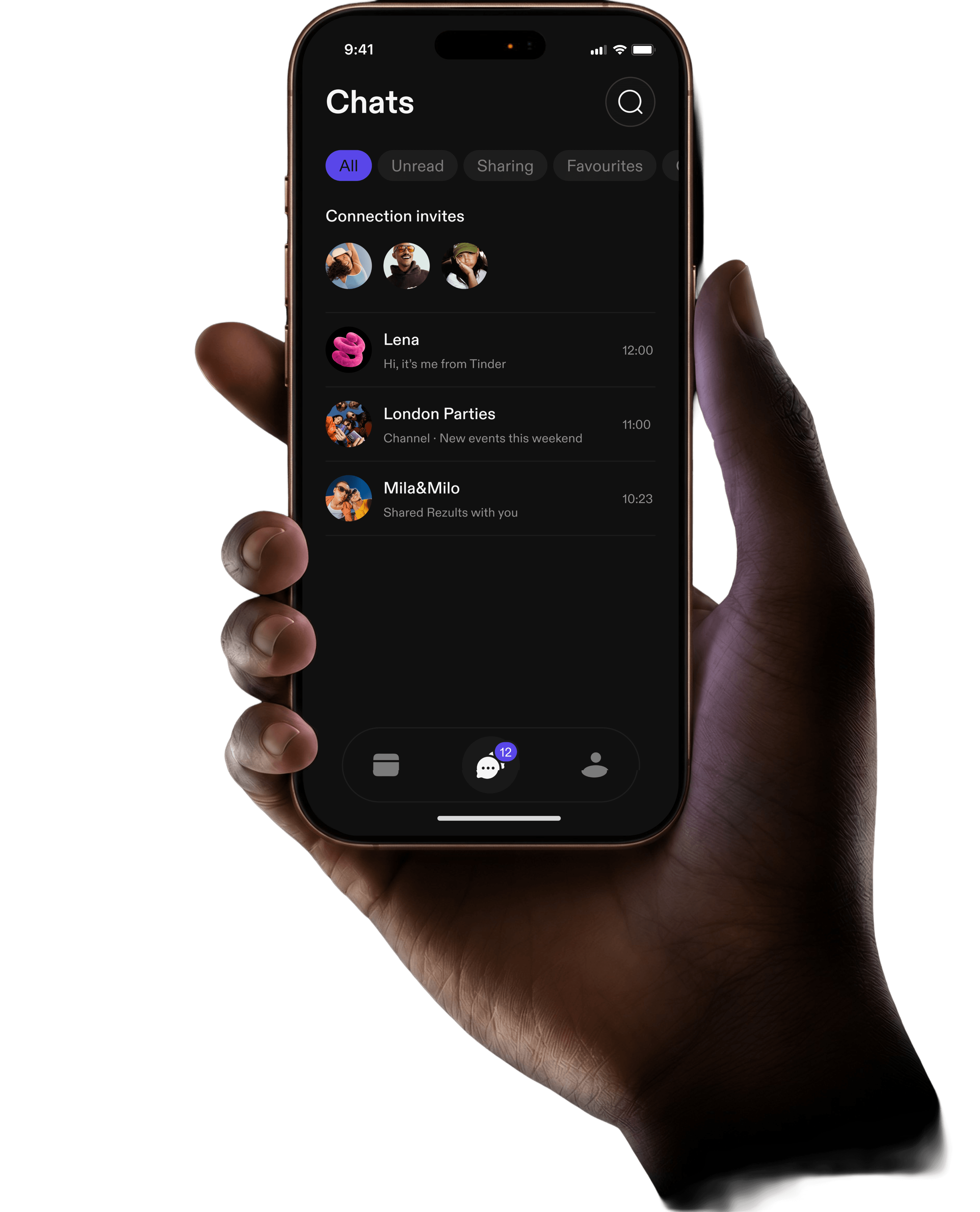 Eine Hand hält ein Telefon mit der Chatliste
